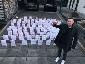 Florian Fahrtmann steht vor 111 Weihnachtstüten