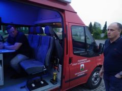 Florian Fahrtmann sitzt in einem Einsatzfahrzeug mit blauem Innenlicht