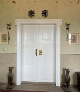 Eine alte weiße Doppeltüre im Rittergut Cattenstedt
