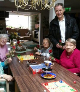 Ronald Brachmann zum Frauentag in der Wohnanlage Darlingerode