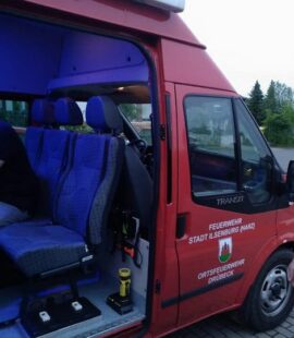 Florian Fahrtmann sitzt in einem Einsatzfahrzeug mit blauem Innenlicht