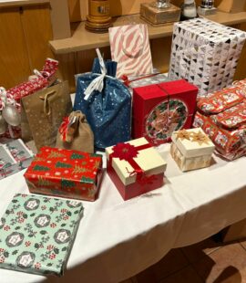 Tisch mit Weihnachtspäckchen