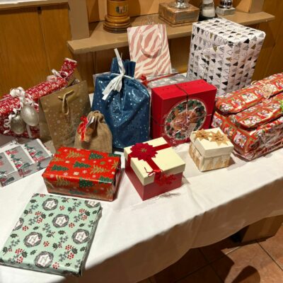 Tisch mit Weihnachtspäckchen