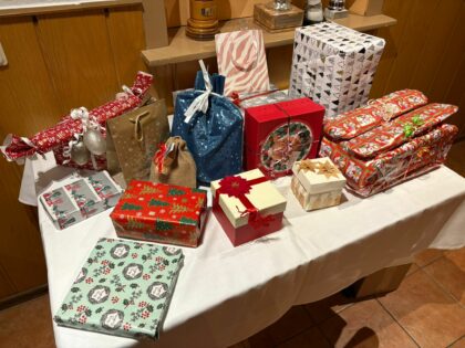 Tisch mit Weihnachtspäckchen