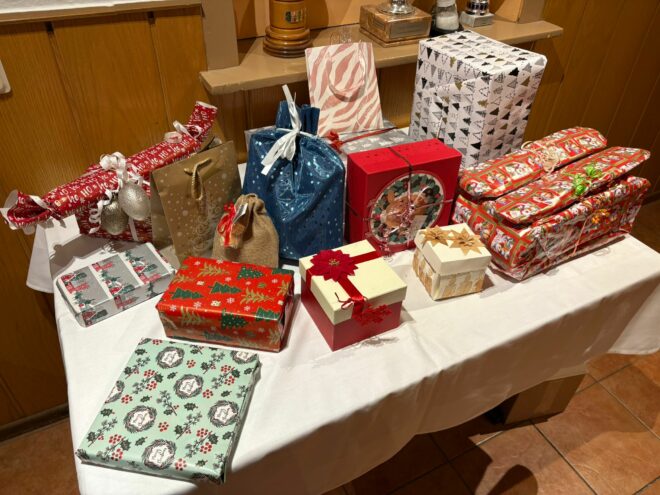 Tisch mit Weihnachtspäckchen